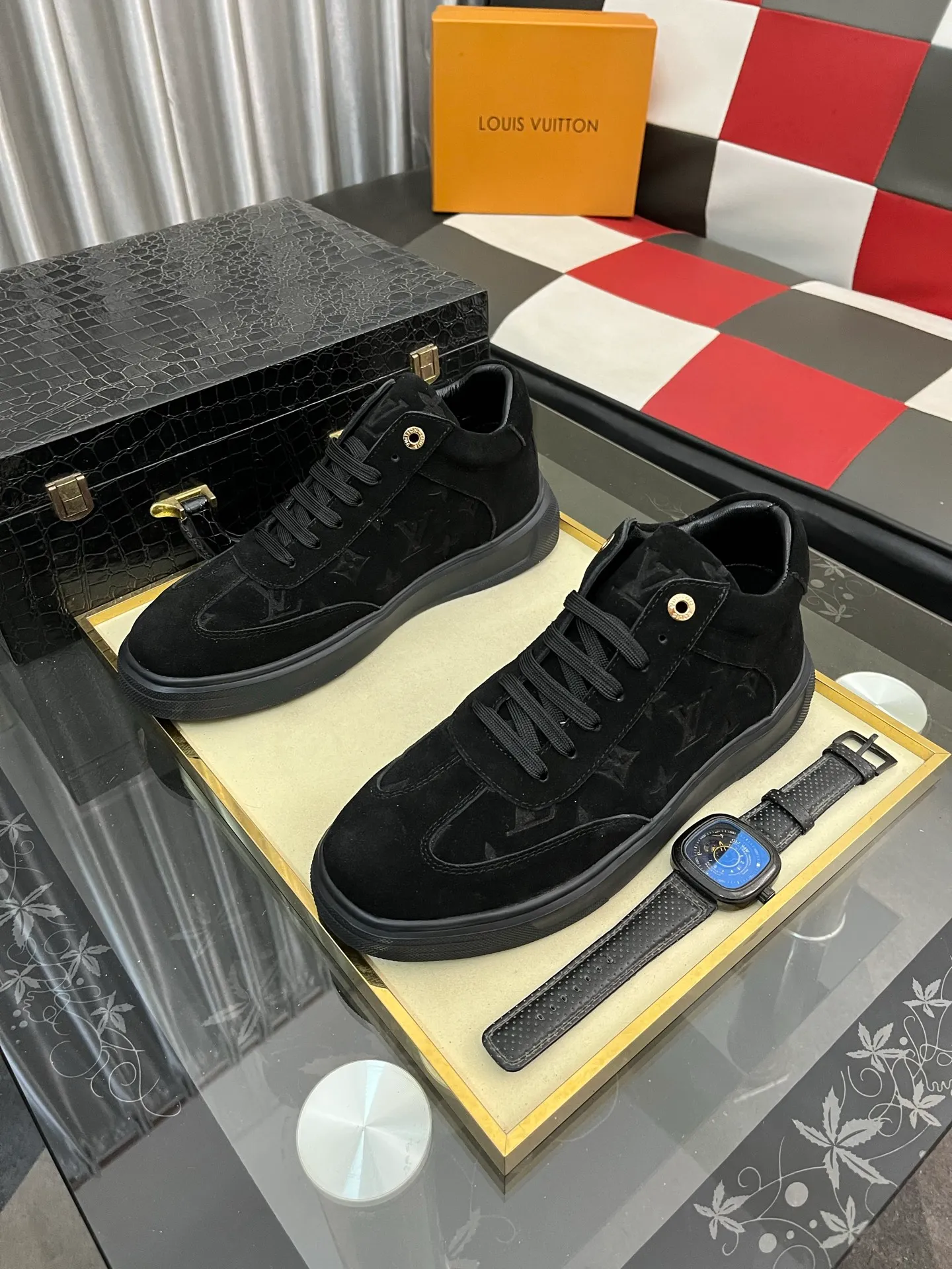 Ex-factory price: 420⌚️⌚️《Louis vuitton/LV Louis Vuitton》original quality.~ Unique modern style sneakers. 🏃A must-have casual shoe for trendy men😍😍 Original brand imported from Italy, imported original leather, cowhide lining (refuses to discolor and grind feet) sole: original sole provided by the original factory, French lazy style design ⚠️Fit to the feet, original quality, super comfortable original sole. Code number: 38-443️⃣Colors available